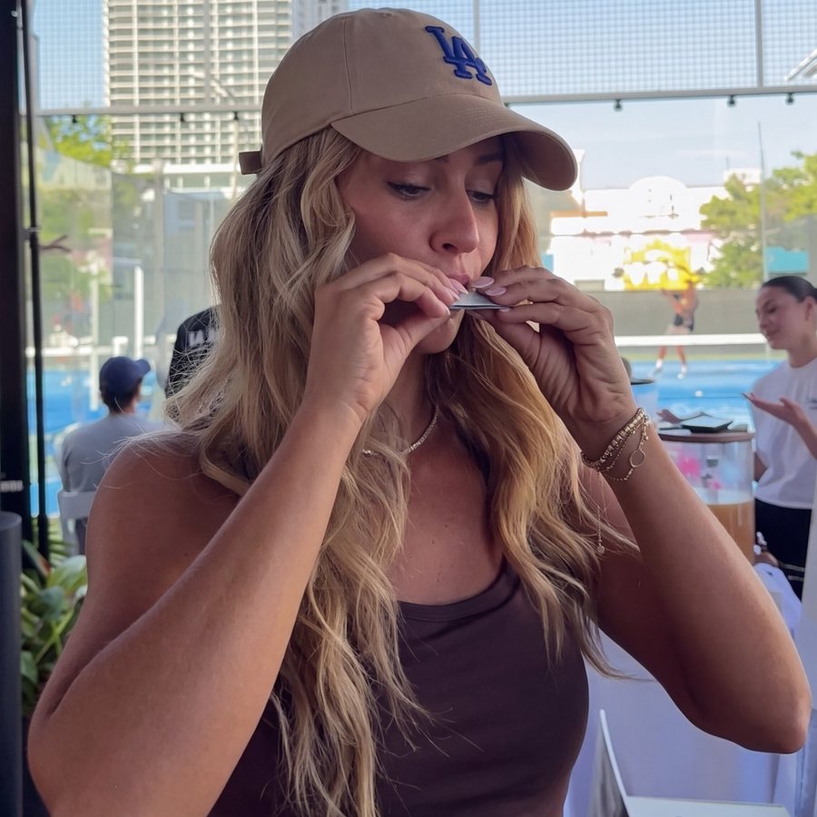 TR1 customer taking a sachet at padel